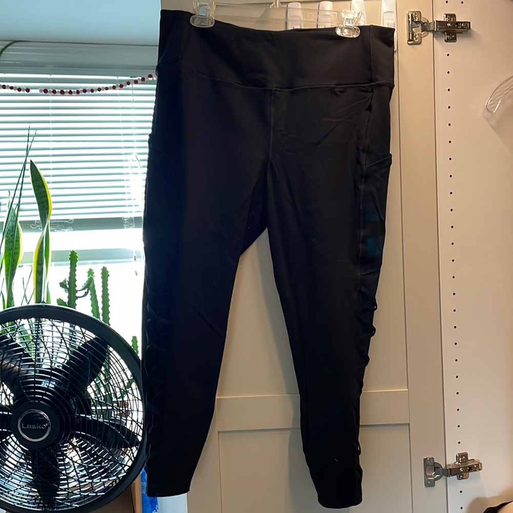 Torrid size 2 active bottom capris in black